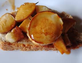 Chèvre chaud aux pommes et au sirop de Liège