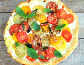 Tarte aux tomates multicolores, chèvre, pignons de pin et basilic