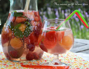 Sangria blanche au melon, pastèque, fraises et framboises