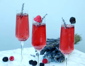 Cocktail de Vouvray à la lavande et crème de mûres