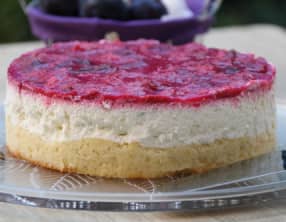 Gâteau moelleux au fromage blanc, citron vert, gelée de prunes rouges