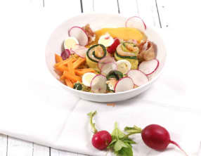 Salade de quinoa aux légumes et rouleaux de courgettes au saumon