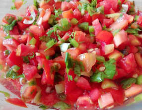 Salade de tomates relevée
