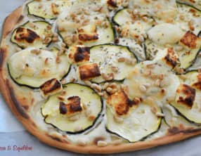 Pizza courgette, feta, mozza, yaourt grec et pignons de pin