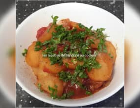 Pommes de terre à l'oignon et sauce tomate