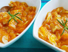 Compote d'abricots au miel, amandes et romarin