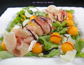 Salade de chèvre chaud au lard, melon et jambon de Parme