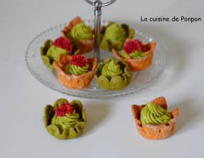 Tartelettes garnies de crème d'avocat