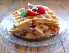 Gaufres salées tomates, lardons et basilic