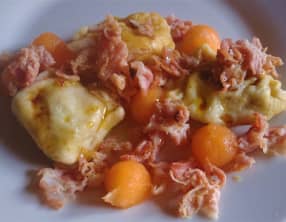 Salade de raviolis, au melon et au bacon