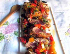 Thon aux herbes, sauce poivrons