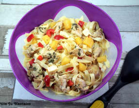 Salade sucrée salée poulet mariné menthe citron, ananas et poivrons rouges