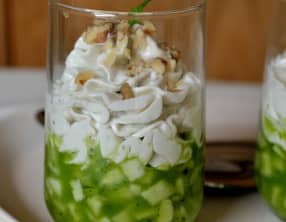 Verrine de concombre à la crème de chèvre aux noix