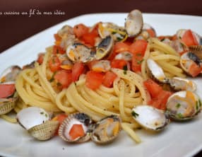 Pâtes chitarra aux coquillages, tomates, ail et piment d'Espelette