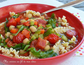 Minestrone aux pois chiches, poivrons, tomates cerise et roquette