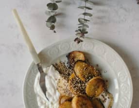 Banane plantain caramélisée à la noix de coco