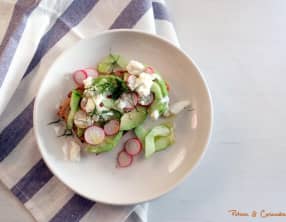 Tartines à l’avocat, radis, concombre et ricotta
