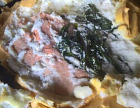 Saumon aux herbes en croûte de meringue salée