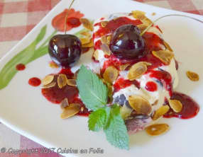 Glace au mascarpone et aux cerises, coulis de cerises