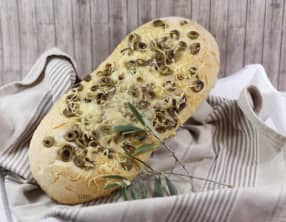 Fougasse au comté et aux olives vertes