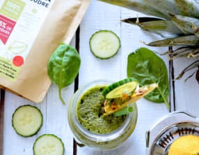 Smoothie concombre, épinards, ananas, citron et moringa
