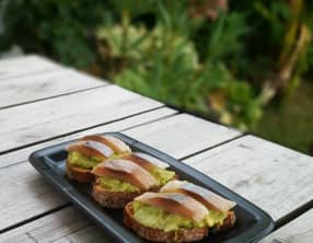 Tartine à l'avocat, pomme granny et hareng