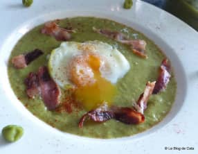 Crème de petits pois, œuf poché et bacon croustillant