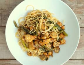 Nouilles chinoises sautées au poulet miel, soja et sésame