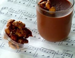 Panna cotta au chocolat noir et noisettes caramélisées