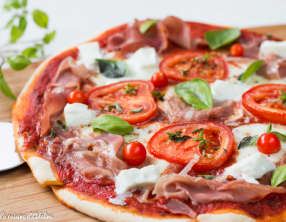 Pizza au jambon cru, tomate et mozzarella