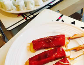 Brochettes Yakitori de bœuf et California Rolls