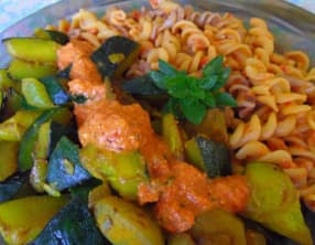 Courgettes au pesto vegan de poivron rouge