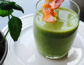 Soupe glacée de petits pois et chips de bacon