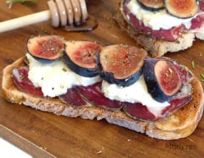 Tartines à la figue, coppa et fromage frais