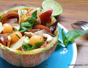 Salade de melon jambon cru et parmesan façon "Melon Bowl"