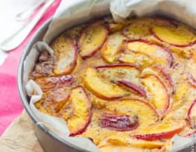 Tendre clafoutis aux brugnons et aux amandes