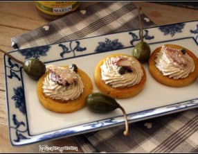 Toasts de panisse, mousse d'anchoïade douce et câpres