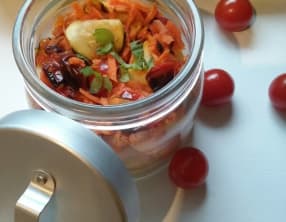 Salade de légumes croquants aux lentilles corail et houmous