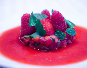 Tartare de fraises et de framboises, et son coulis