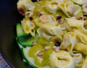 Salade de tagliatelles de courgette aux tortellinis et au guacamole
