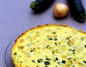 Quiche légère au poulet, courgette, oignon et curry