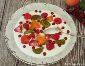 Yaourt grec au miel et aux fruits