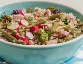 Salade de quinoa aux haricots, radis, jambon et cranberries