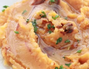 Purée de pommes de terre à l'ail, piment et huile d'olive