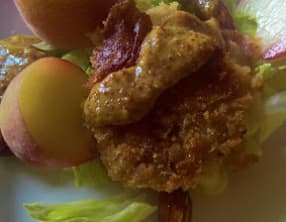 Croquettes de chèvre aux pêches, amandes caramélisées, moutarde et miel