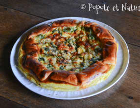 Tarte aux fanes de radis, à l'ail et au cheddar