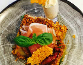 Crumble de cannellonis au caviar d’aubergine, Jambon Speck