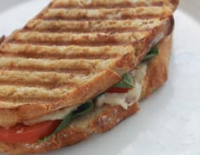 Sandwich caprese grillé