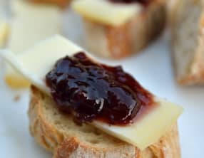 Pain grillé au fromage de brebis et confiture de cerise noire