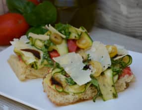 Tartines courgettes, tomates, parmesan, basilic, balsamique